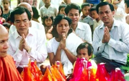 Haing S. Ngor bersama Dith Pran ketika mengunjungi kembali Kamboja pada tahun 1989 | Sumber Gambar: Getty Images