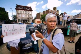 Dith Pran ketika bertugas sebagai Jurnalis Fotografi di Newark, New Jersey pada tahun 2006 | Sumber Gambar: Getty Images