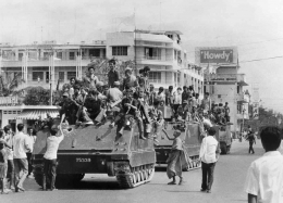 Pasukan Khmer Merah berparade di Ibu Kota Kamboja, Phnom Penh setelah berhasil menggulingkan pemerintahan Republik Khmer | Sumber Gambar: Time.com