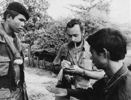 Dith Pran bersama sydney schanberg ketika mewawancarai tentara pemerintah Republik Khmer pada tahun 1973 | Sumber Gambar: Getty Images