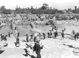 Kamp Kerja Paksa di Kamboja ketika era rezim Khmer Merah, tempat di mana Dith Pran dikirim | Sumber Gambar: History.com