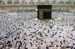 Sholat dilakukan di Ka'bah di Mekah pada akhir ibadah haji (Gambar: GettyImages via Metro.co.uk