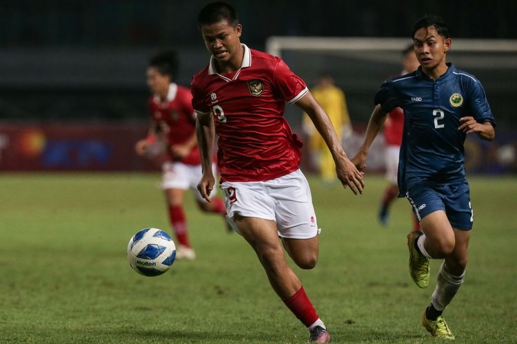 Pemain timnas U19 Indonesia Hokky Caraka berebut bola saat bertanding melawan Brunei pada laga lanjutan Grup A Piala AFF U19 2022 yang digelar di Stadion Patriot Candrabhaga, Bekasi, Senin (4/7/2022). Indonesia unggul 7-0 atas Brunei. (KOMPAS.com/KRISTIANTO PURNOMO)