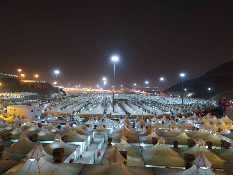 Indahnya tenda-tenda di Mina pada malam hari (Dok.pri)
