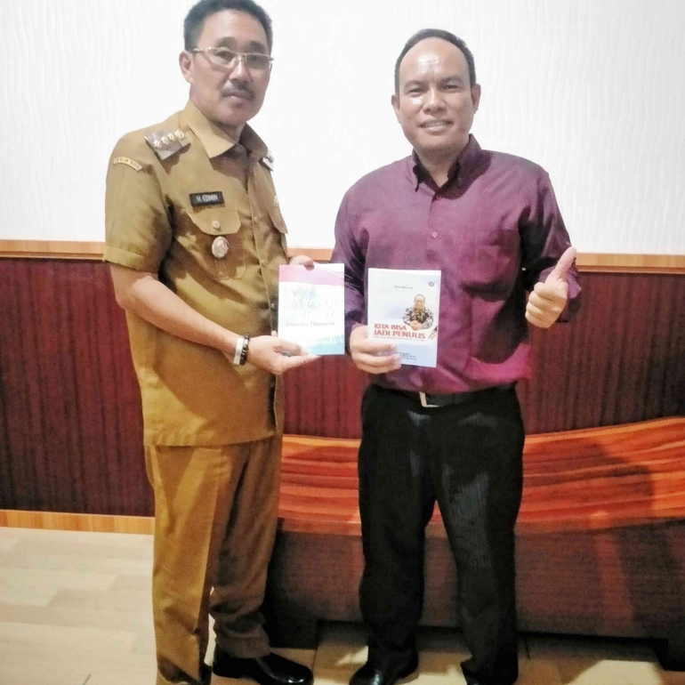 (Dok. Pribadi) dokumentasi saat penulis mendapat dukungan dan apresiasi atas karya berupa buku dari Bupati Labuhanbatu Selatan Bapak H. Edimin