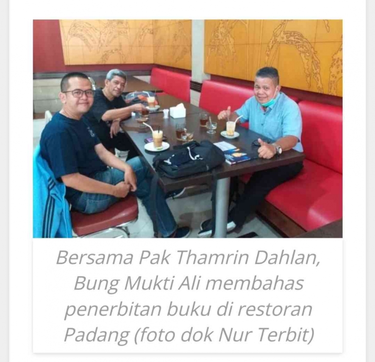 Diskusi buku sambil makan siang di restoran Padang (foto dok : Nur Terbit)