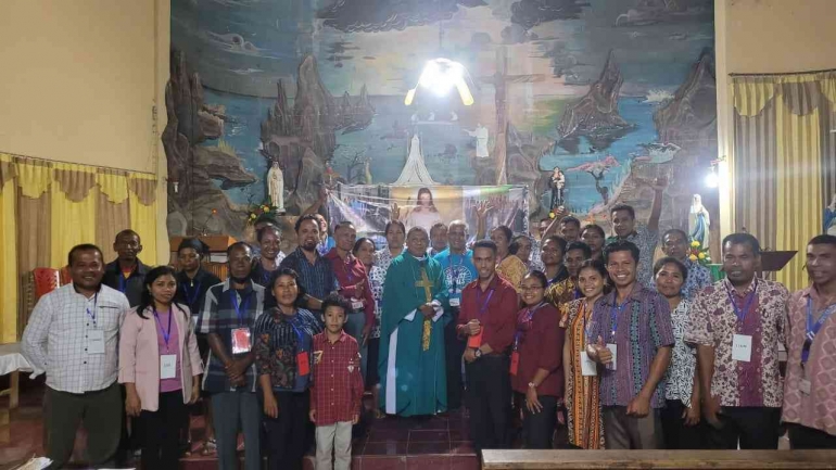 Foto bersama semua peserta CLP usai kegiatan bersama Pastor Paroki Nela (dok.pribadi)