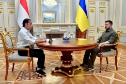 Suasana pertemuan empat mata antara Presiden Ukraina Volodymyr Zelenskyy dan Presiden Joko Widodo di Istana Maryinsky, Kyiv pada Rabu (29/6/2022).(dok. Agus Suparto )