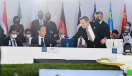 Presiden Jokowi menerima estafet presidensi G20 dari Italia kepada Indonesia/KOMPAS/BIRO PERS SEKRETARIAT PRESIDEN/LAILY RACHEV