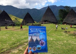 Karya buku dengan latar belakang Desa Wae Rebo, Nusa Tenggara Timur (foto: dokumentasi pribadi)