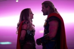 Natalie Portman (Jane Foster) and Chris Hemsworth (Thor) dalam Thor: Love and Thunder (2022) (Sumber: hai.gri.id)