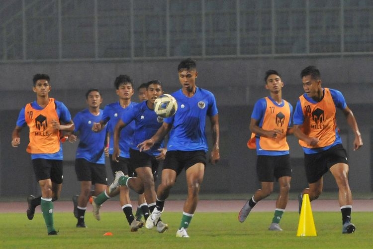 Sejumlah pesepak bola timnas U19 mengikuti latihan di Stadion Patriot Chandrabhaga, Bekasi, Jawa Barat, Minggu (26/6/2022).| ANTARA FOTO/ Fakhri Hermansyah.