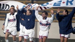 Para pemain AS merayakan kemenangan atas Argentina di Copa America 1995. FOTO: mlssoccer.com