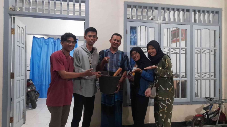 Mahasiswa KKNT 98 menyerahkan pupuk organik kepada gapoktan Desa Kebondalem/dokpri