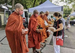 Ilustrasi para Bhikkhu yang menerima dana berupa makanan saat menjalankan tradisi pindapata di farmer’s market. (sumber: Buddhistinsight.org)