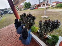 Sisi PKL dari SMKN 8 Palembang turut membantu menjaga kebersihan dan  merapikan taman (dokpri)