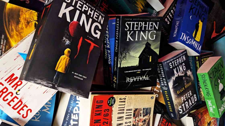 Buku-buku karya Stephen King https://www.gwinnettpl.org