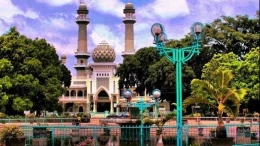 Masjid Jamik dilihat dari Alun-Alun Merdeka, Sumber gambar: NUonline