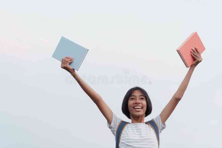 Ilustrasi kebahagiaan penulis yang berhasil membukukan karya tulisannya (via dreamstime.com)
