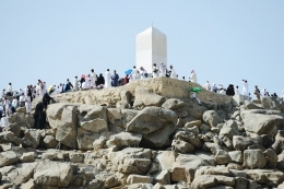 Jabal Rahmah di Arafah, Arab Saudi. (sumber: SHUTTERSTOCK / Zurijeta via kompas.com)