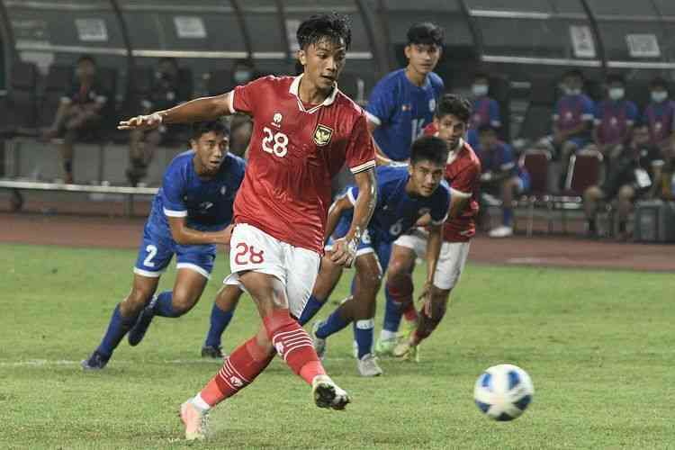 Rabbani Tasnim mengeksekusi tendangn penalti saat Indonesia mengalahkan Filipina di fase grup Piala AFF U-19 2022. FOTO: ANTARA FOTO/Fakhri Hermansyah