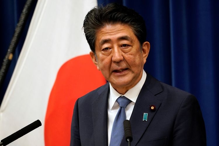 PM Jepang Shinzo Abe saat mengumumkan pengunduran dirinya di konferensi pers, di Tokyo, Jepang, Jumat (28/8/2020).(POOL via REUTERS via kompas.com)