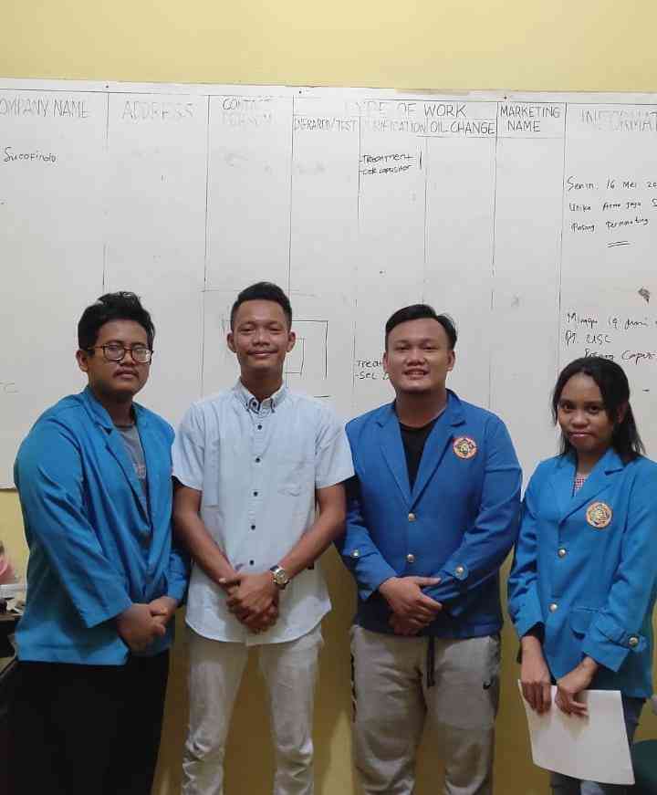 foto tiga mahasiswa kerja praktek (Ka'yibni Sibyan, Efrida Jenau, Alamsyah Putra) bersama CEO PT. Puja Teknik Servindo(Deni Ahmad Wirawan) - Dokpri