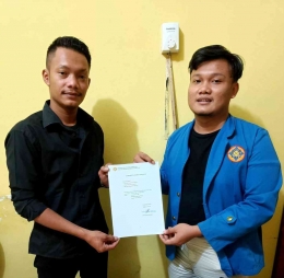 Ketua Kelompok(Ka'yibni Sibyan) menerima surat pembalasan kerja praktek dari marketing(Deni Ahmad Wirawan) diperusahan PT. Puja Teknik Servindo