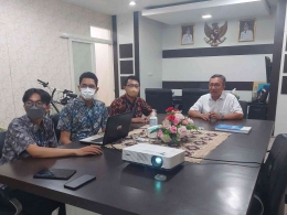 Dokumentasi Kegiatan Diskusi CRM Development Team bersama Agus Imam Sonhaji, ST., MT (Kepala Dispendukcapil Surabaya) (Sumber: Dokumen Pribadi)