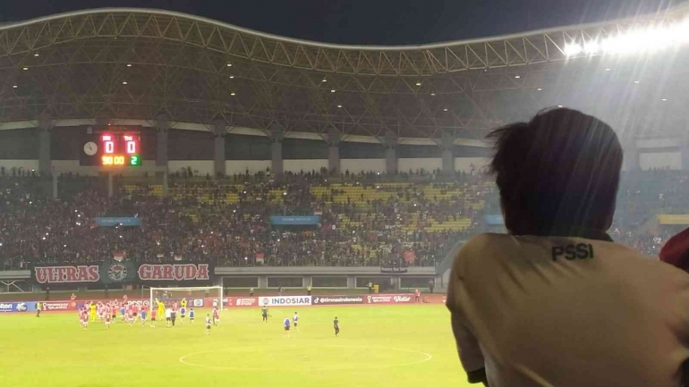 Pemain Timnas Indonesia U-19 menghampiri suporter usai imbang atas Thailand U-19 di Stadion Patriot Candrabhaga, Bekasi, Rabu (6/7/2022). Dok. Pribadi