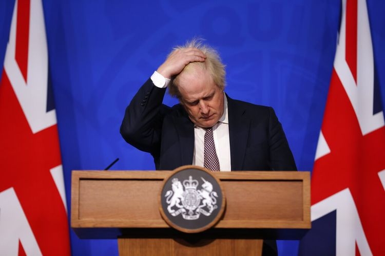 Perdana Menteri Inggris Boris Johnson memberi isyarat ketika dia berbicara selama konferensi pers di London, Sabtu 27 November 2021. (HOLLIE ADAMS/GETTY IMAGES POOL via AP PHOTO via kompas.com)