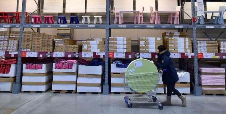 Ilustrasi mahasiwa perantauan yang hendak membeli kebutuhan furnitur (JUNG YEON-JE/AFP/GETTY IMAGES)