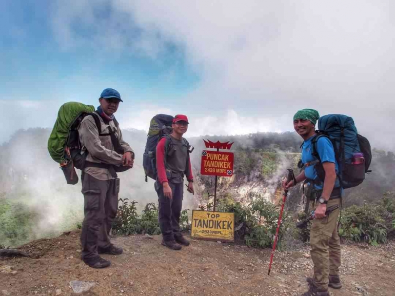 Siapkan daya tahan fisik, perlengkapan, logistik dan pengetahuan sebelum mendaki gunung (Foto: Hendri Agustin)