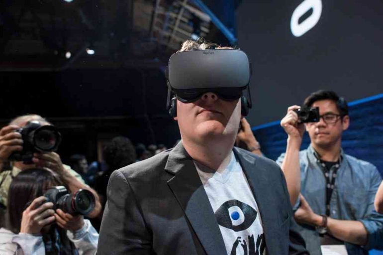 Palmer Luckey mengenakan headset VR Oculus | sumber foto: Fortune.com