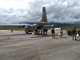 Pesawat TNI AU yang melayani daerah perbatasan menurunkan penumpang di Bandar Udata Yuvai Semaring (Marahalim Siagian)