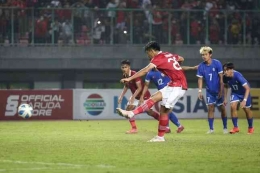 Rabbani Tasnim mengeksekusi penalti di laga Timnas Indonesia U-19 vs Filipina U-19, Jumat (08/07/2022) malam WIB. | Sumber: bola.net