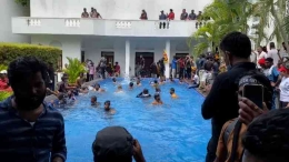 Pengunjuk rasa setelah berhasil masuk ke istana, dan menikmati kolam renang presiden. Photo: CNN. 