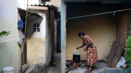 Krisis BBM memaksa masyarakat Sri Langka menggunakan kayu dan daun kelapa  untuk memasak. Photo: AP: Eranga Jayawardena 