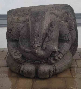 Arca Ganesha, di balik badannya ada aksara (Sumber: Nugroho Wibisono)