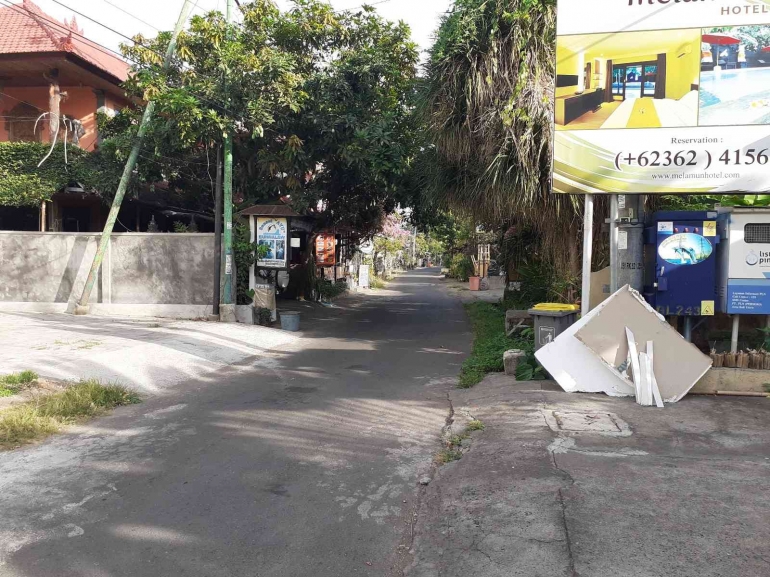 Suasana jalan didepan hotel yang lengang (Dokumentasi RuRy)