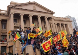 Demonstran di Kediaman Presiden Sri Lanka yang melarikan diri .(Foto :Dinuka liyanake/reuter)