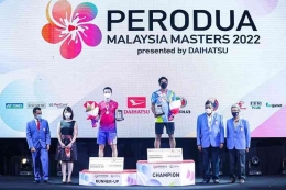 Chico Aura di podium juara Malaysia Masters 2022 usai mengalahkan Ng Ka Long Angus dari Hong Kong, 22-20, 21-15: Dok. PBSI via Kompas.com
