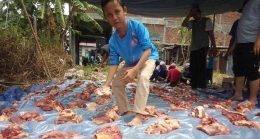 LDII Aceh berbagi daging kurban kepada masyarkat. Foto: dokpri.