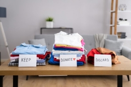 Ilustrasi decluttering atau menyingkirkan barang-barang yang sudah tidak dibutuhkan sebagai bagian dari gaya hidup minimalis. Sumber: Shutterstock/Andrey_Popov via Kompas.com