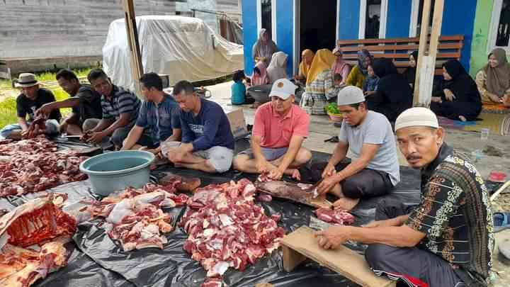 Suasana Gotong Royong Warga Lorong Mandiri Saat Memotong Daging Qurban (dokpri)