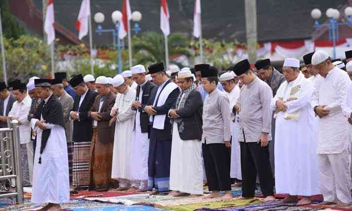 Ilustrasi shalat Idul Adha (sumber foto: pikiran-rakyat.com)
