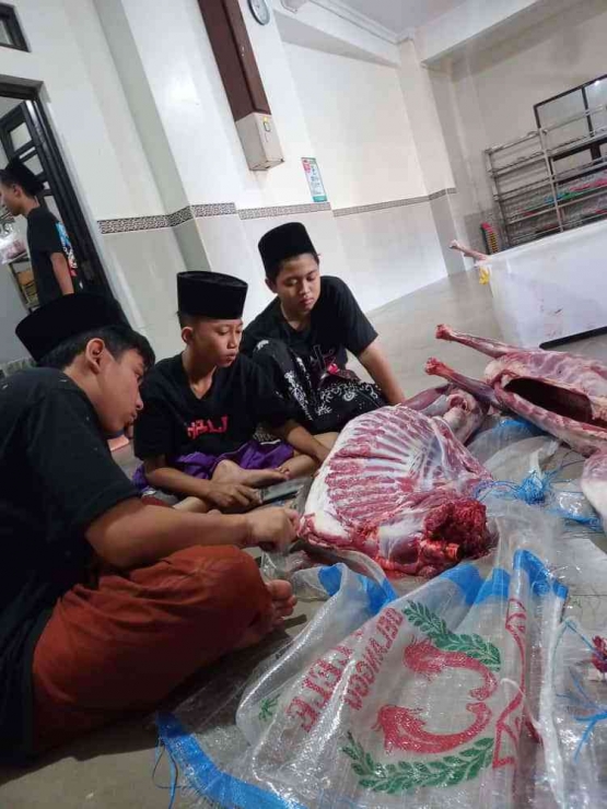Santri pondok di Kudus sedang mengolah daging korban. Dokpri.
