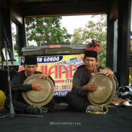 Salawat dulang adalah tradisi Minangkabau yang memadukan sastra lisan dengan tabuhan dulang atau talam. Sumberfoto: @kuntumchairan.