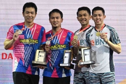 Fajar/Rian dan The Daddies di podium juara Malaysia Masters 2022: Mohd Rasfan/AFP via Jawapos.com