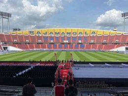Suasana Rajamanggala Stadium tempat dihelatnya bentrok setan merah dan si merah. Sumber foto : Nation Thailand